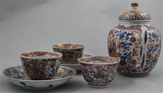 A Chinese export Dutch decorated teapot, three teabowls and two saucers, 18th century, teapot 17cm, some damage